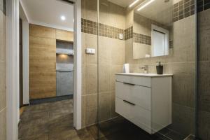 Cozy & comfortable apt walking anywhere you want SEN