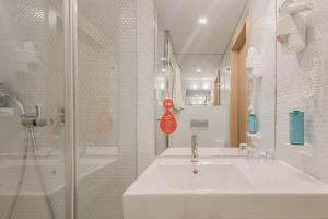 Standard Twin Room room in Moov Hotel Porto Norte