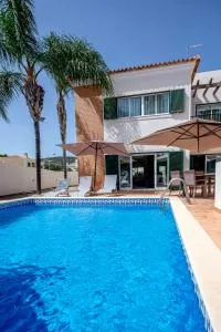 Spacious house with pool - Além