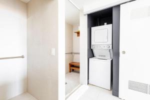 2BR W Residence, FLL Beach, Oceanside, pools, hot tub, bar credit