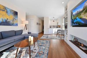 Modern one bedroom with private balcony