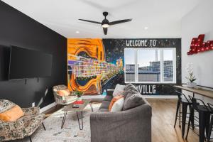 Home with Rooftop Deck & Garage, 2 miles to Downtown Broadway