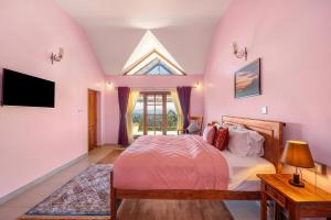 StayVista at 5 Rooms at The West Wind - Ooty Comp Breakfast
