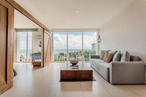 *OCEAN Beachfront 4 BDR with pool by Casa Paraiso*