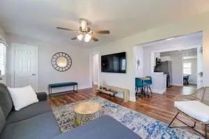 Fayetteville Retreat with Yard - Walk to Campus! - West Fork