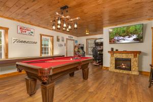 Waterfall Woods Lodge 4 br, 5 bath property including tiny house suite, private waterfallcreek!