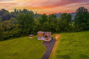 Happy Hideout, country livin with great mountain views, hot tub, arcades, fire pit, pets ok with fee