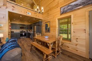 Happy Hideout, country livin with great mountain views, hot tub, arcades, fire pit, pets ok with fee