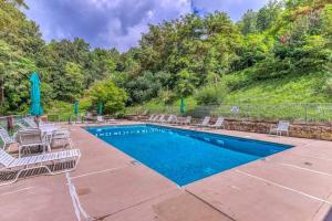 FREE Dollywood ticket & more, second level condo w king bed loft