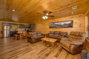 Sweet Mountain Memories Relax affordably cozy cabin with hot tub, game room, and mountain views!