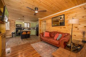 Free tickets! Sleeps 10 SECLUDED Cosby cabin on 7 acres w hot tub, game room!