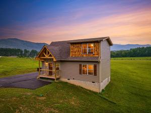 Misty Morning Meadow Breathtaking Smoky Mountain Cabin with Hot Tub, Views, & Free Tickets