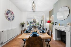 LONG TERM STAY SPECIAL OFFER AVAILABLE! 5-Bedroom Spacious, Stunning Design, Sociable Areas & Cosy House Near South Downs Park, Sleeps 11 with GAMES Room, PRIVATE PARKING and GARDEN - by Blue Puffin Stays
