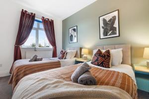 LONG TERM STAY SPECIAL OFFER AVAILABLE! 5-Bedroom Spacious, Stunning Design, Sociable Areas & Cosy House Near South Downs Park, Sleeps 11 with GAMES Room, PRIVATE PARKING and GARDEN - by Blue Puffin Stays