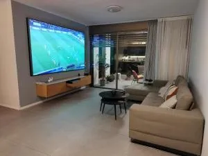 חדר מקסים בדירה בה אנו גרים בחולון קרוב לתל אביב וחוף הים כולל מקלט - ‘Ezra ve Bitsaron