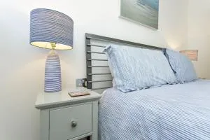 Modern Seaside House with Hot Tub - Earnley