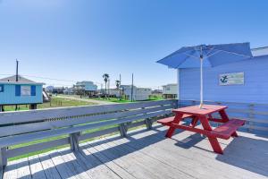 1 Mi to Surfside Beach BBQ-Ready Home in Freeport