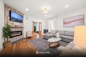 4BR for 10, Near Ark, High-Tech Kitchen, Parking!