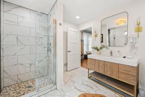 4BR for 10, Near Ark, High-Tech Kitchen, Parking!