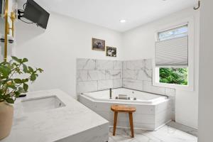 4BR for 10, Near Ark, High-Tech Kitchen, Parking!