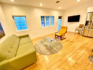 20 GUESTS LUXURIOUS SOUTH BEACH SUITE 2