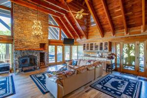 Magestica - Luxury Lodge -Wedding Retreats and Getaways - Premiere Smoky Mountain Views Gatlinburg-Pigeon Forge- Outdoor Pool - Arcade Room - Luxury Lodge Compound