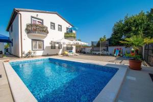 Family friendly apartments with a swimming pool Pula - 22040