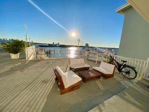 Luxurious remodeled direct Waterfront apartment with Miami skyline view- Free parking- 5min drive to Miami Beach