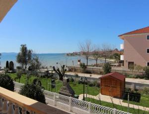 Apartments by the sea Privlaka, Zadar - 22380