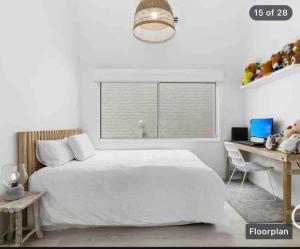 WHITE BEACH HOUSE High on Belmore, PETS welcome