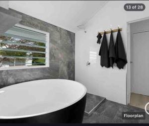 WHITE BEACH HOUSE High on Belmore, PETS welcome