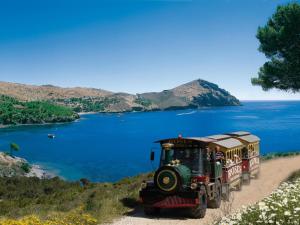 Apartamento en 1ª Línea de Playa en Roses con Terraza, Vista al Mar y Parking Comunitario - ES-258-3