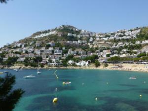 VILLA CATHERINE. Amplio apartamento para 6 sobre el mar en Roses - ES-258-76