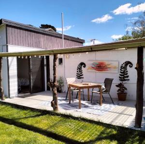 Peaceful Pet Friendly 1 bedroom cottage on 1 acre