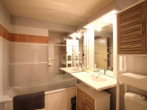 Appartements Charmant T2 Bis avec Wi-Fi, Proche Thermes et Commodites a La Bourboule - FR-1-608-266 : photos des chambres