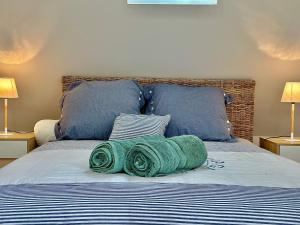 Maisons de vacances Maison grand confort a Doelan, vue mer, acces chemins cotiers et plage, WIFI, parking - FR-1-714-12 : photos des chambres