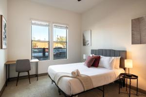 Modern CozySuites on the Town Lake waterfront 12
