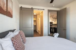 Modern CozySuites on the Town Lake waterfront 15