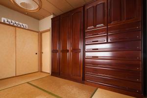 川と森の静かな街に朝陽の見える部屋 無料駐車場