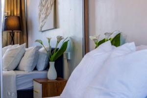 Chic Studio, Stunning Views!