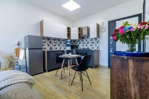 Chic Studio, Stunning Views!