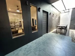 Blackrock by Townes Davao - Pequeno