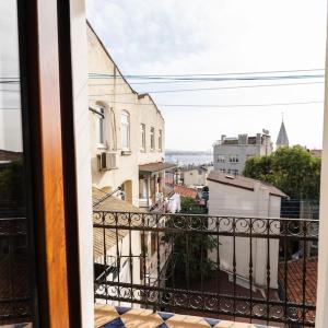 Beyoğlunda 4+1 ferah, manzaralı tarihi daire