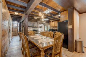 Moose Tracks Cabin - Hot Tub BBQ Billiards Groups