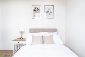 Modern 4 Bedroom House I Close to Malls I Swimming Pool I Maximum 12 Guests I by Bleuspace