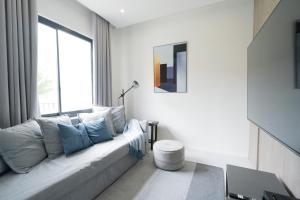 Modern 4 Bedroom House I Close to Malls I Swimming Pool I Maximum 12 Guests I by Bleuspace