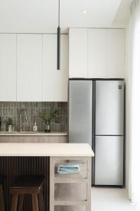 Modern 4 Bedroom House I Close to Malls I Swimming Pool I Maximum 12 Guests I by Bleuspace