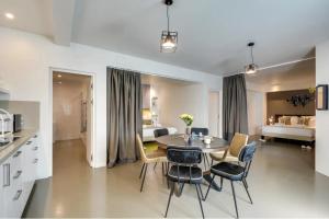 Modern and eclectic 3BD duplex in Le Marais!