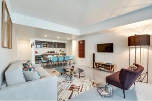 Modern and bright 2BD for 11 guests in Le Marais!