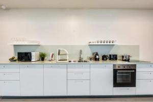 Modern and huge 3BD for 10 guests in Le Marais!